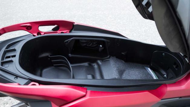 Ο χώρος αποσκευών των 48 λίτρων κάτω από τη σέλα μπορεί να φιλοξενήσει μέχρι και δύο fullface κράνη, ενώ φέρει ειδικό διαχωριστικό για καλύτερη ταξινόμηση των αντικειμένων. 